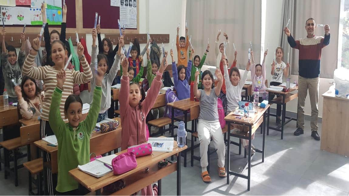 Niksar Belediyemizin dağıttığı diş fırçaları öğrencilerimize verildi.